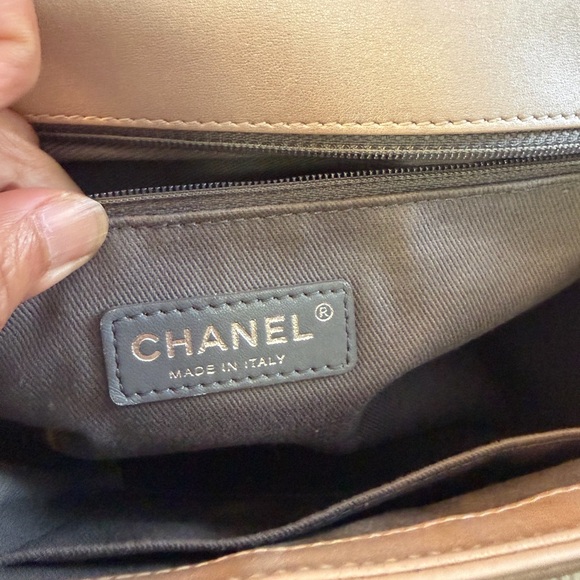 🩷Stunning Chanel Boy Bag Maxi. Original condition.🩷Rare shimmering pearl color - Picture 8 of 17